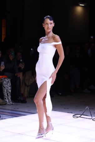 Дизайнер Коперни скорректировал платье в режиме реального времени, добавив щель и детали без плеч.