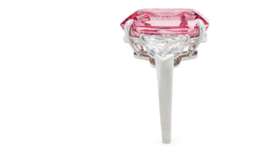 Những viên kim cương màu hồng vô cùng quý hiếm và đẹp mắt. Hãy xem hình ảnh để thưởng thức vẻ đẹp của những viên kim cương này và khám phá lý do tại sao chúng lại có giá trị đắt đỏ.