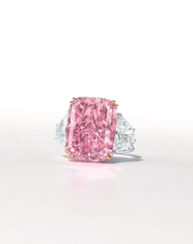 Một viên kim cương có màu tím hồng đầy mê hoặc! Chiếc nhẫn này gợi lên sự đẳng cấp và sang trọng của chủ nhân nó. Hãy xem hình ảnh để cùng ngắm nhìn viên kim cương được tạo nên từ tình yêu và nghệ thuật.