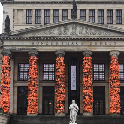 Ai Weiwei Covers Berlin Venue With Refugee Life Vests Cnn Style