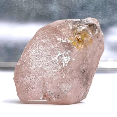 Thật tuyệt vời khi được ngắm nhìn viên kim cương hồng này! Những vết nứt đầy kỳ lạ mang lại sự độc đáo cho viên kim cương này. Hãy xem hình ảnh để được chiêm ngưỡng vẻ đẹp kỳ diệu này nhé!
