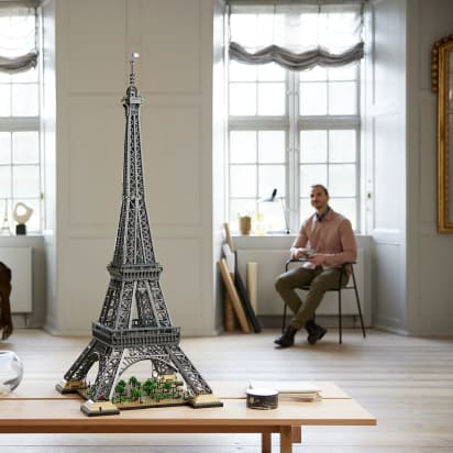 Huge Eiffel Lego's tallest ever set - Style