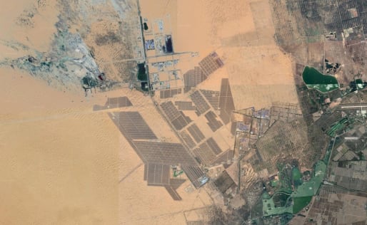 Tengger Desert Solar Park in Cina, catturato dal satellite tramite Google Earth.