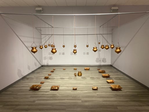 Инсталляция "Утечки памяти" состоит из 17 медных сосудов под названием "дхарапатры".
