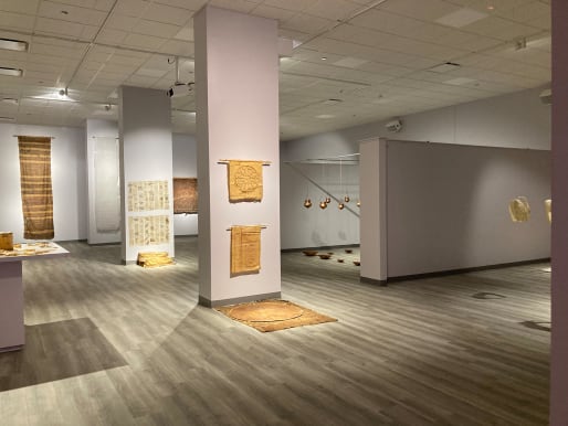 Инсталляционный вид выставки Притики Чоудхри "Невыносимые воспоминания, невыразимые истории" в Институте Южной Азии в Чикаго.