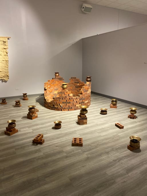 Инсталляция Чоудхри "Архив 1919 года: год разрушения", в центре которой резня в Джаллианвала Багх 1919 года.