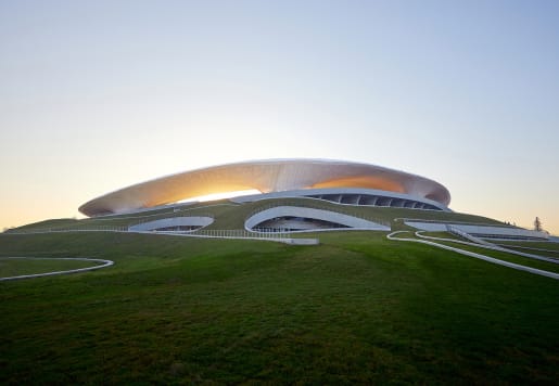 MAD Architects projektuan stadiumin Quzhou, i cili përmban hapësira të gjelbra të integruara, për të imituar terrenin malor.