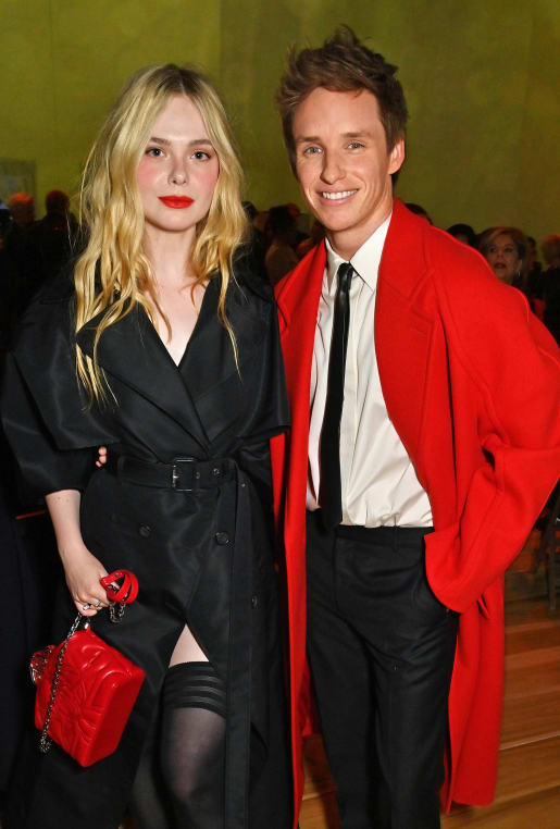 Elle Fanning dhe Eddie Redmayne në rreshtin e parë në shfaqjen Alexander McQueen më 4 mars 2023.