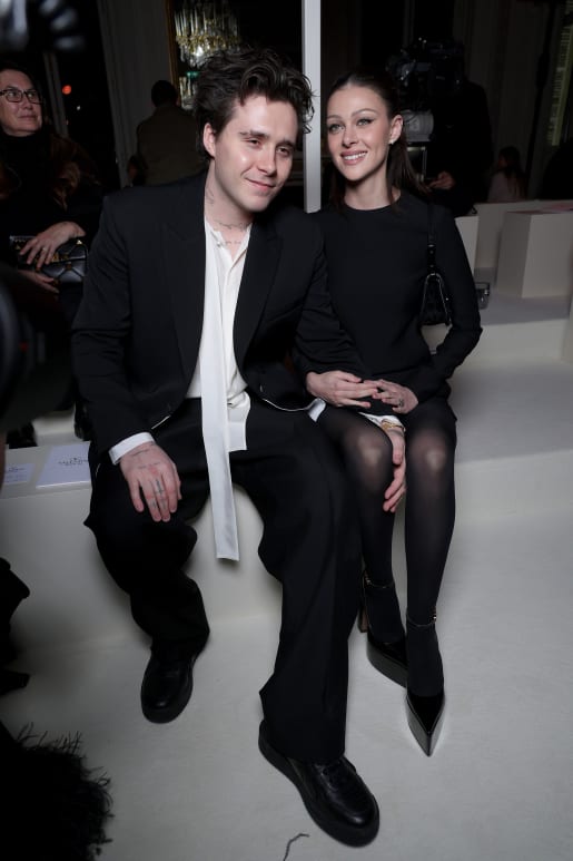Brooklyn Beckham dhe Nicola Peltz u ulën në shfaqjen Valentino më 5 mars 2023.