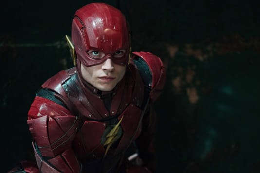 Ezra Miller nei panni di The Flash in "Justice League" del 2017. L'attore tornerà l'anno prossimo nel film indipendente "The Flash", il cui filmato in anteprima suggerisce che conterrà più versioni del loro personaggio.