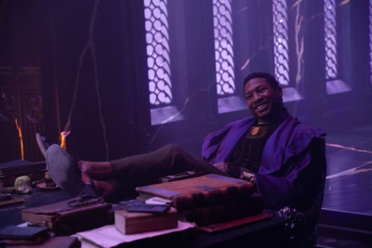 He Who Remains (Jonathan Majors), un personaggio cosmico di tipo Oz nella serie, fornisce una spiegazione di come funziona il multiverso. Si pensa che un'altra versione del personaggio, conosciuta come Kang il Conquistatore, sia un importante cattivo nei prossimi film Marvel.