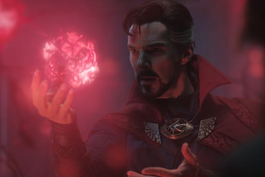 Benedict Cumberbatch nel ruolo del dottor Strange. In "Doctor Strange in the Multiverse of Madness" lo stregone entra nel multiverso grazie ai poteri dell'America Chavez, interpretato da Xochitl Gomez.