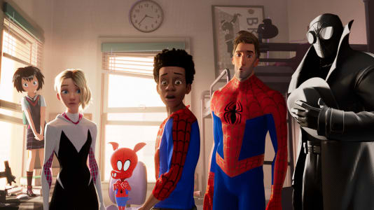 In "Spider-Man: Into the Spider-Verse" del 2018, diverse versioni del supereroe, tra cui (da sinistra) Peni Parker, Spider-Woman, Spider-Ham, Miles Morales, Peter B. Parker e Spider-Man Noir, team su.