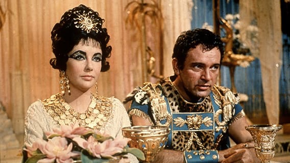 Elizabeth Taylor aparece como Cleopatra y Richard Burton como Mark Antony en la película de 1963 "Cleopatra".