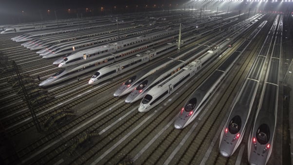 With 37,900 kilometers of lines, China has the world's largest network of high-speed railways.