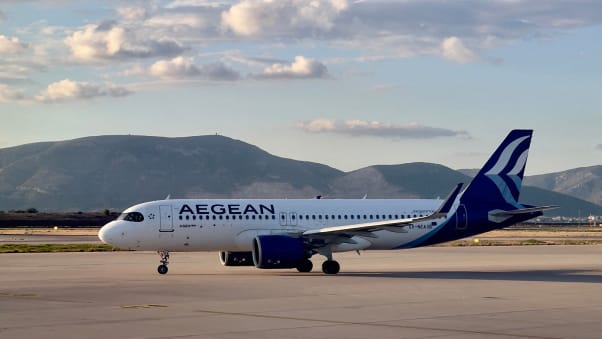 Airbus A320 авиакомпании Aegean Airlines на летном поле в международном аэропорту Афин в октябре 2022 года.