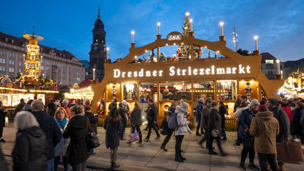 The entrance to the Striezelmarkt.