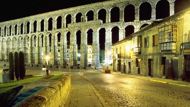 The sculpture would be perched on Segovia's famous aqueduct.