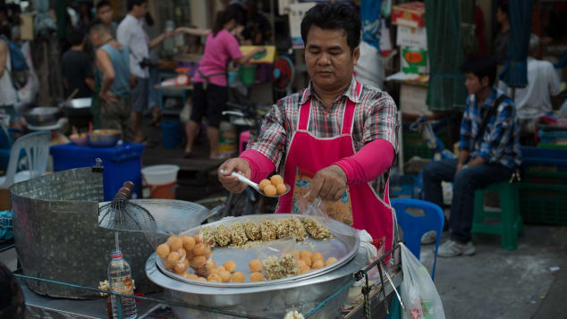 Negli ultimi anni, le autorità di Bangkok hanno cercato di spostare i venditori di cibo di strada in aree designate. 