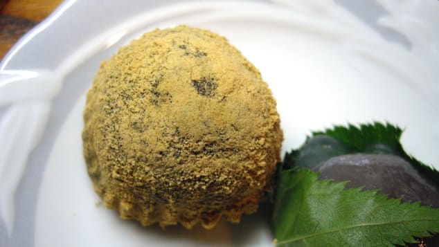 Warabi mochi is a very popular sweet in Japan.