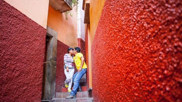 02 things to do Guanajuato - Kissing Alley - RESTRICTED
