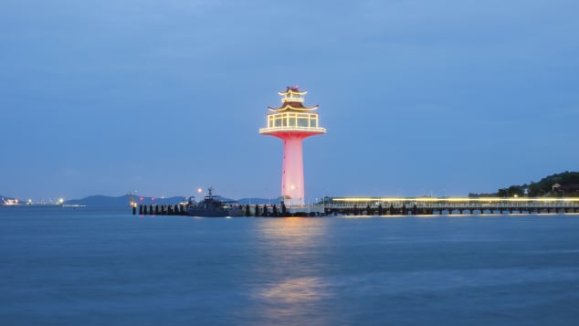 Farol de Ban Tha Thewawong, Koh Sichang, Província de Chonburi, Tailândia Shutterstock (Nathapon Triratanachat)