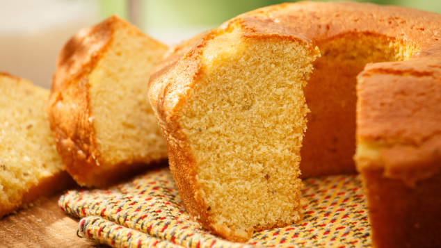 O bolo de fuba do Brasil é um bolo estilo pão de milho com uma textura úmida e cremosa. 