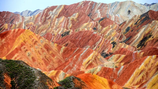 The "Rainbow Mountains" cover an area of 322 square kilometers.