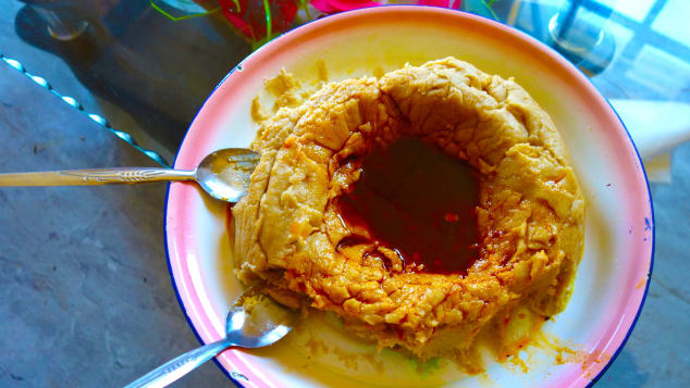 Genfo é um mingau grosso feito com farinha de cevada, trigo e milho, e é um mingau tradicional.