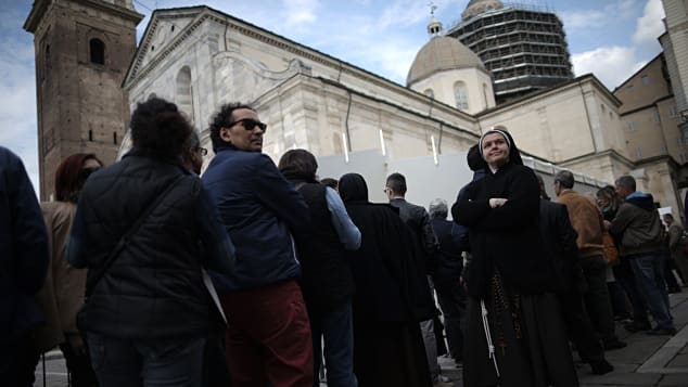 turin shroud queue duomo