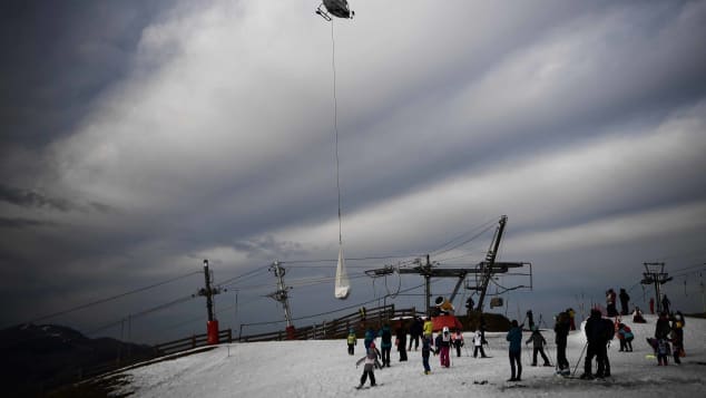 El departamento francés de Haute-Garonne decidió traer la nieve en helicóptero para asegurarse de que el complejo permanezca abierto.