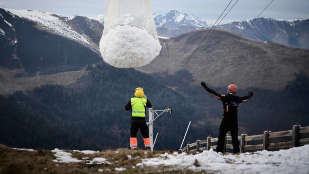 El helicóptero llevó nieve a la pista de esquí cerca de la estación de Superbagneres en los Pirineos franceses.