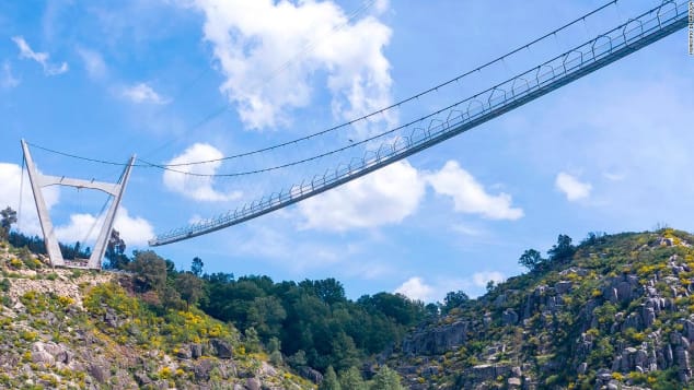 Me 516 metra (1,692 këmbë), Portugalia Arouca 516 është ura e pezullimit për këmbësorët më e gjatë në botë.