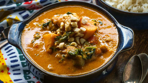 Batata-doce e quiabo são estrelas nesta versão particular da sopa de amendoim, popular em toda a África Ocidental.