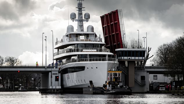 Project 817 passes through the Albert Schweitzer Bridge in Alphen aan den Rijn.