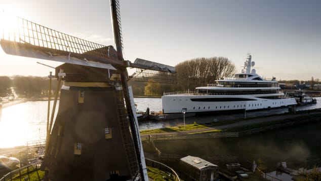 Photographer Tom van Oossanen was on hand to capture the painstaking transportation.