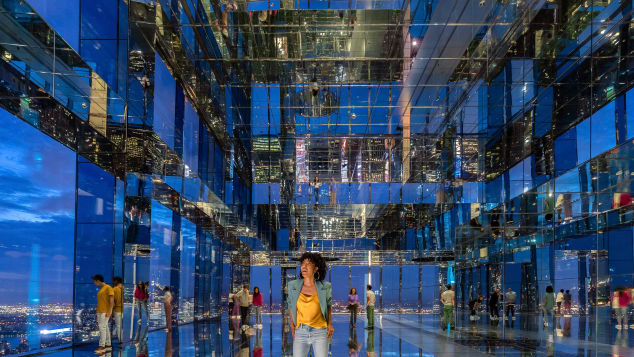 La "experiencia de observatorio más inmersiva del mundo" presenta una instalación de arte con una habitación con espejos.