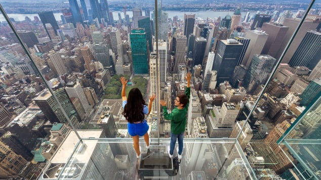 Las atracciones que se ofrecen incluyen un viaje en ascensor de vidrio que recorre 1.200 pies por el exterior del edificio.