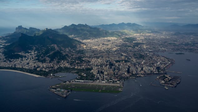 Aeroporti Santos Dumont ofron pamje gjithëpërfshirëse të Gjirit Guanabara.