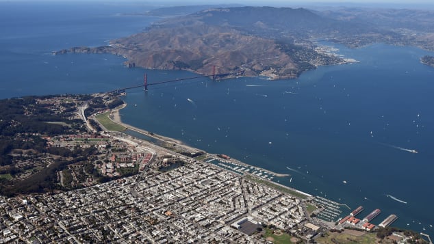 Udhëtarët me fat mund të shikojnë një pamje të urës Golden Gate kur fluturojnë nga SFO.
