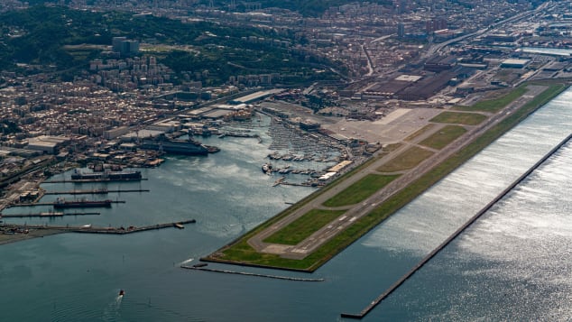 Aeroporti i Genoas është ndërtuar në tokën e kërkuar në Detin Mesdhe.