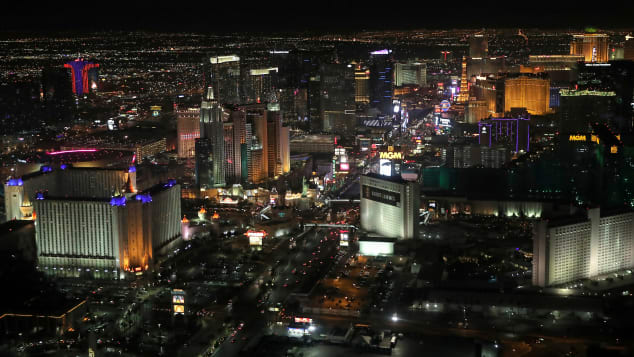 Fluturimet e natës në Vegas tregojnë neonin e Strip-it në më të mirën e tij.