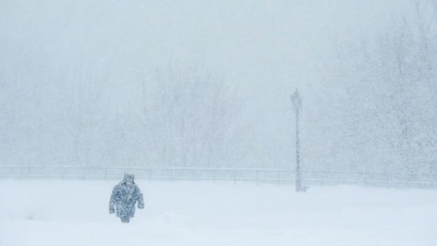 I russi sanno molto sulla sopravvivenza alla bufera di neve. Un uomo cammina durante una tempesta invernale a Mosca nel febbraio 2018.