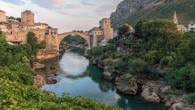 A ponte de Mostar atrai visitantes de toda a região.