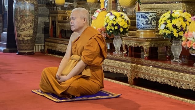 Wat Pho Deputy Abbot Phra Debvajracarya Thiab Malai provides a quick meditation lesson. 