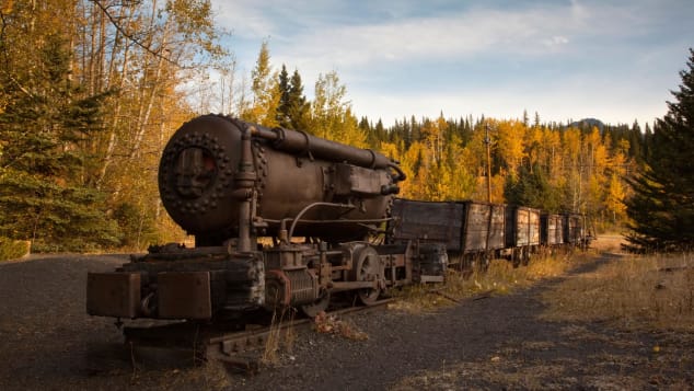 Një lokomotivë e vjetër me avull e lënë në komunitetin e shkretë të minierave të Bankhead, Kanada.