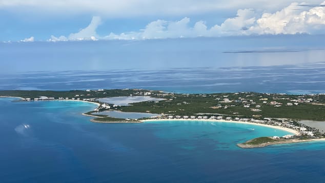 Aus der Luft sehen die Passagiere die Südwestspitze von Anguilla mit der langen sandigen Kurve der Maundays Bay.