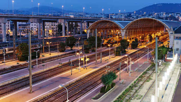 Die Strecke Cuneo-Nizza ist als „Eisenbahn der Wunder“ bekannt und verläuft zwischen Italien und Frankreich, bevor sie bei Nizza auf das Mittelmeer trifft.