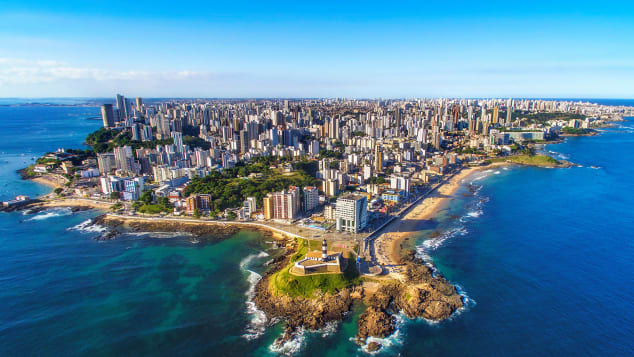 Salvador, di Bahia, Brasil timur, terletak di semenanjung kecil.