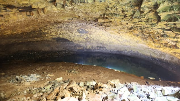 Furna Do Enxofre на остров Грасиоза е впечатляваща пещера от лава.